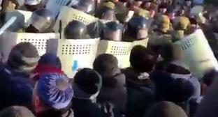 Столкновение сотрудников Росгвардии и митингующих в Магасе 27 марта 2019 года. Кадр видео Зарифы Саутиевой 