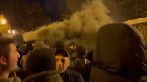 Силовики применили дымовые шашки на акции протеста в Сухуме. Скриншот видео из группы «ДТП и ЧП | Сочи» соцсети «ВКонтакте». https://vk.com/dtpsochi?z=video-41267621_456245089%2F080d93f0cfb878c846%2Fpl_wall_-41267621