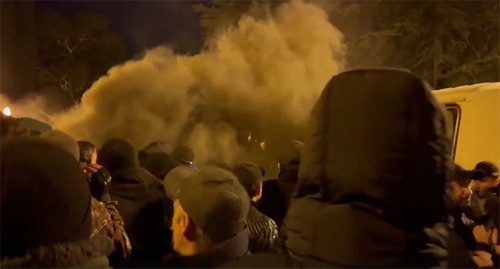 Применение дымовых шашек на акции протеста в Сухуме. Скриншот видео https://vk.com/dtpsochi?z=video-41267621_456245089%2F080d93f0cfb878c846%2Fpl_wall_-41267621