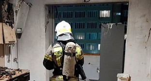 Сотрудник МЧС на месте происшествия. Фото: пресс-служба ГУ МЧС России по Дагестану