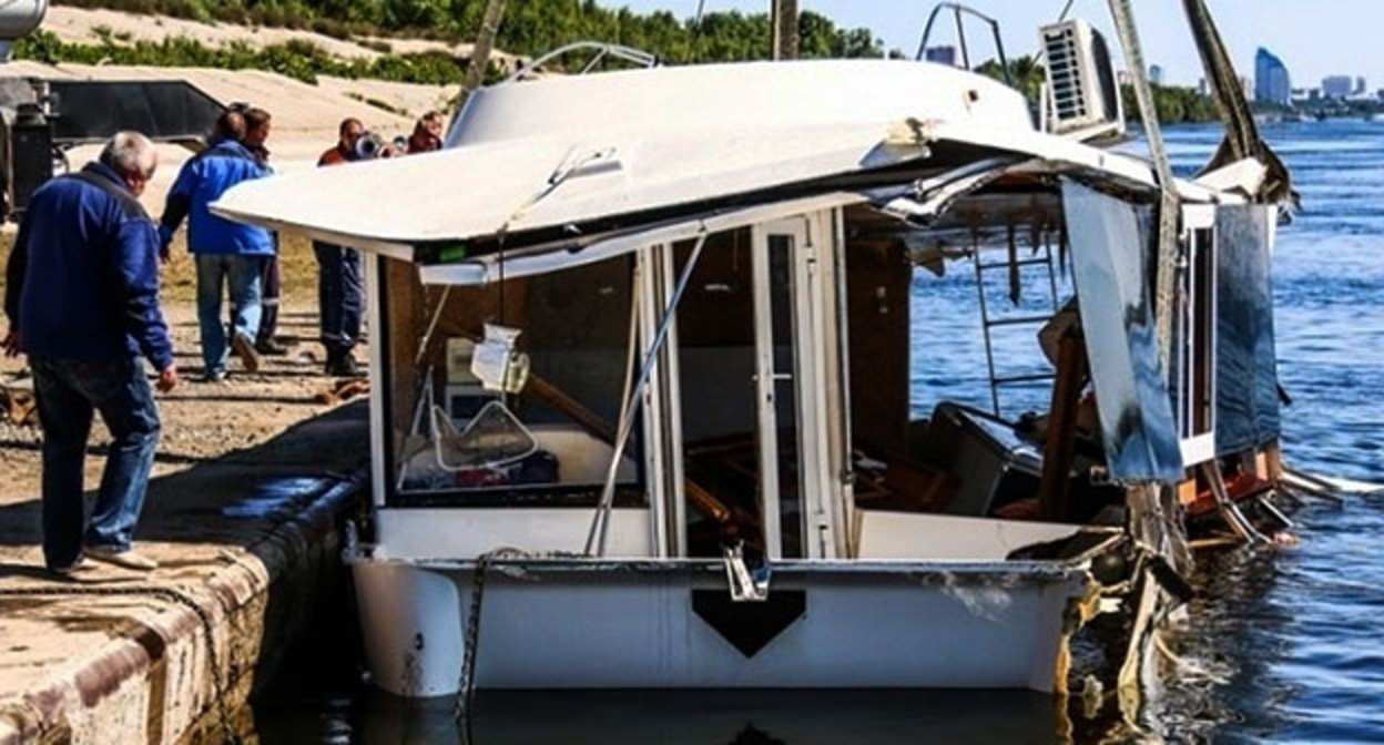 Затонувший катамаран. Фото: ГУ МЧС по Волгоградской области
