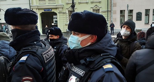 Полиция начала оттеснять журналистов и группу поддержки от входа в здание Верховного суда. Москва, 18 декабря 2021 г. Фото Рустама Джалилова для "Кавказского узла"
