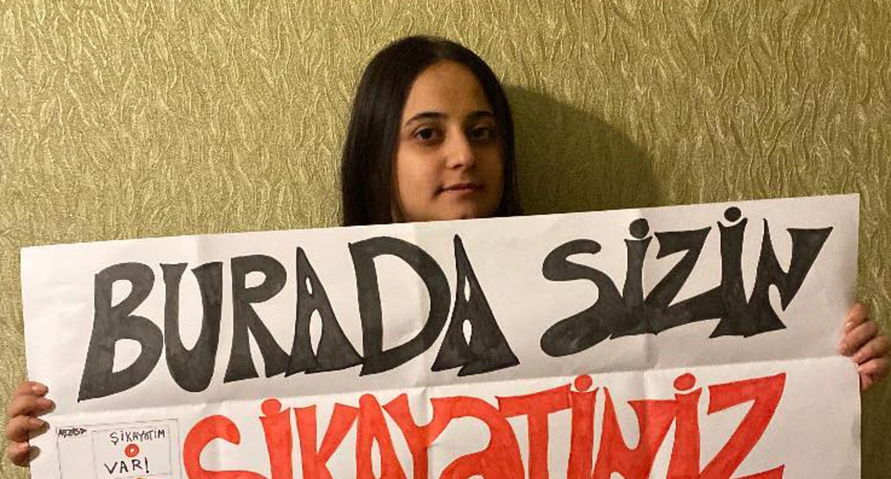 Наргиз Абсаламова. На плакате
"Здесь могла быть ваша жалоба" (аз), фото: Кямал Али для "Кавказского узла"