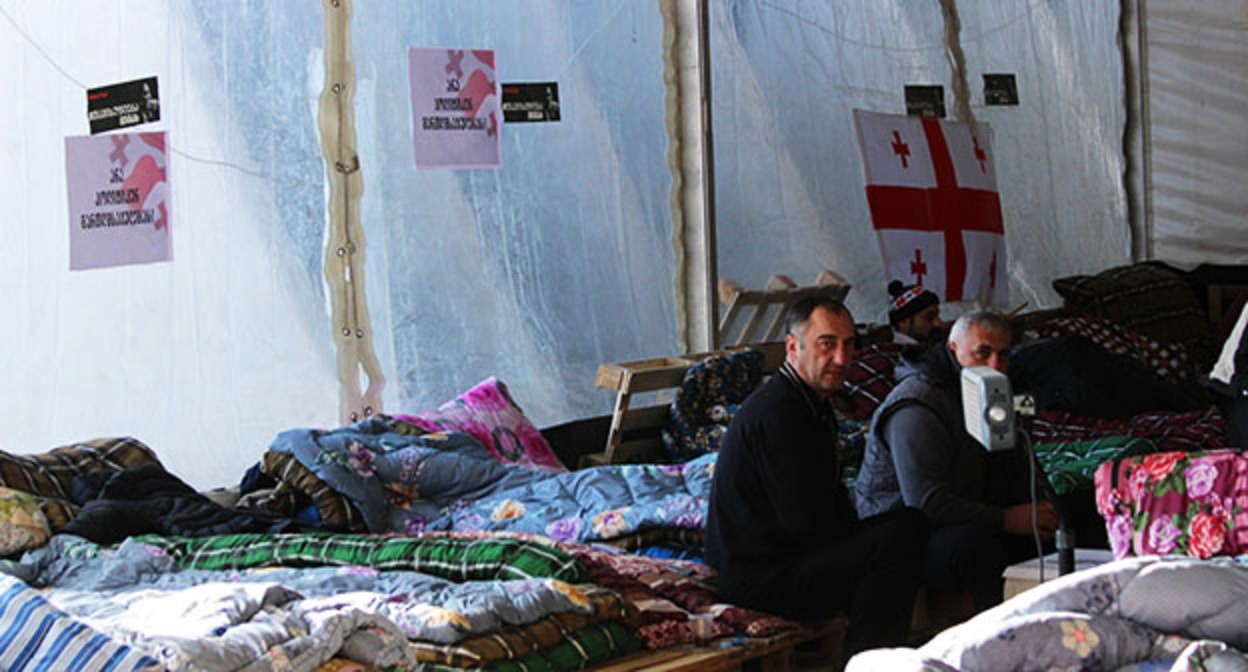 Участники голодовки в поддержку Саакашвили. Фото Инны Кукуджановой для "Кавказского узла"