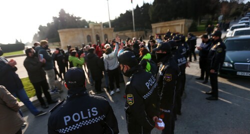Акцию протеста журналистов перед зданием парламента Азербайджана. Фото Азиза Каримова для "Кавказского узла"