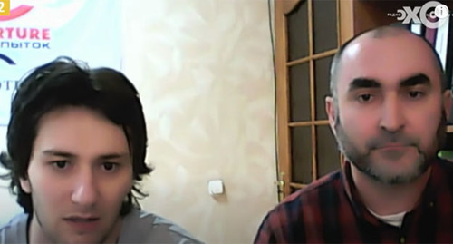 Абубакар Янгулбаев (cлева) и Магомед Аламов, у которых были похищены родственники. Скриншот видеоhttps://www.youtube.com/watch?v=dClFiDdjjyM