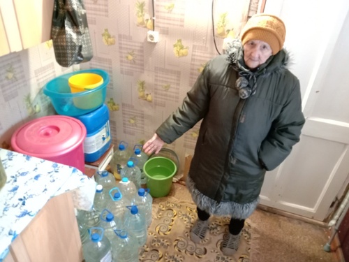 Жительница Дубового Оврага пенсионерка Коноплина вынужден запасать воду. Автор фото - Вячеслав Ященко. Жительница Дубового Оврага пенсионерка Коноплина вынужден запасать воду. Автор фото - Вячеслав Ященко.