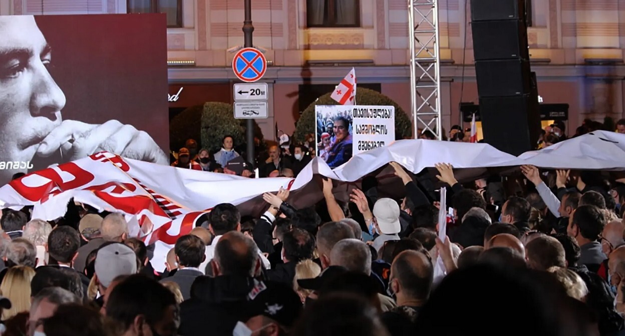 Акция протеста сторонников Михаила Саакашвили в Тбилиси 14 октября 2021 года. Фото Инны Кукуджановой для “Кавказского узла” 