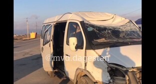 Три человека пострадали при ДТП с микроавтобусом в Дагестане
