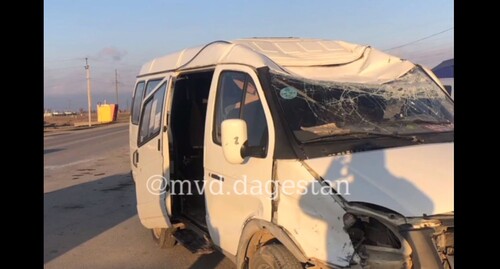 Микроавтобус, попавший в ДТП в Дагестане 9 января 2022 года. Скриншот со страницы МВД Дагестана в Instagram. https://www.instagram.com/p/CYgsrTYI93B/