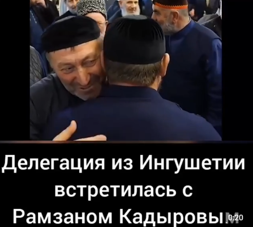 Рамзан Кадыров (стоит спиной) встречается с представителями Ингушетии. СТоп-кадр видео https://t.me/fortangaorg/10835