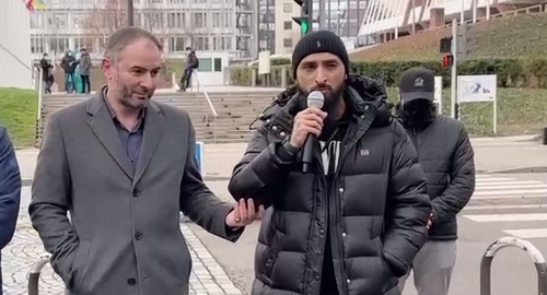 Тумсо Абдурахманов (справа) выступает на митинге в Страсбурге 8 января 2022 года. Скриншот из видео, опубликованного в Telegram-канале Тумсо