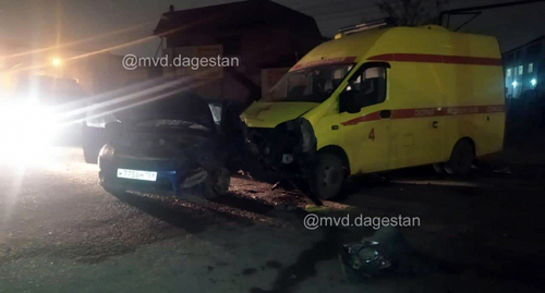 На месте аварии с участием скорой помощи в Дагестане Фото: пресс-служба МВД Дагестана https://05.xn--b1aew.xn--p1ai/news/item/27881970/