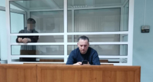 Подозреваемый в нападении на главу одного из районов Калмыкии в зале суда. Фото пресс-службы СКР Калмыкии https://kalmykia.sledcom.ru/news/item/1646526/