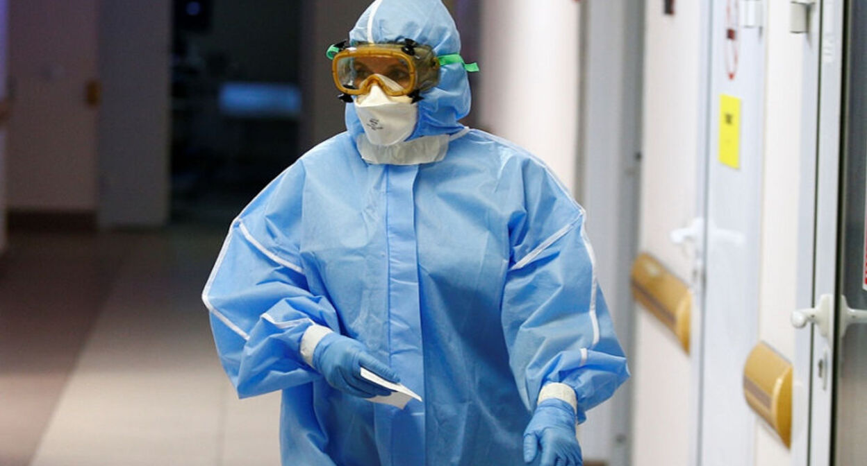 Сотрудник медучреждения в защитном костюме. Фото пресс-службы администрации Краснодарского края
