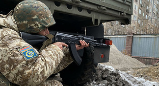 Армянский миротворец охраняет территорию хлебозавода в Алма-Ате. Фото: пресс-служба министерства обороны РФ
