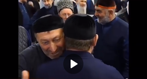 Яхъя Хадзиев обнимается с Рамзаном Кадыровым в Грозном. Фото: стоп-кадр видео Фортанга - https://t.me/fortangaorg/10835