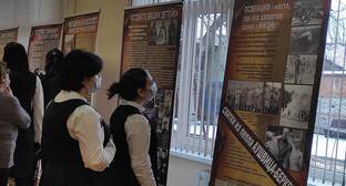 Посетители выставки ко дню памяти жертв Холокоста во Владикавказе. Фото Эммы Марзоевой для "Кавказского узла"