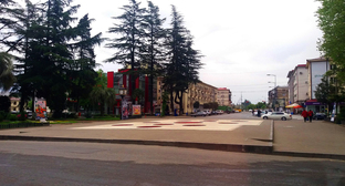 Улица Ш. Руставели в Зугдиди. Фото Raf24~commonswiki https://commons.wikimedia.org/wiki/Category:Zugdidi 