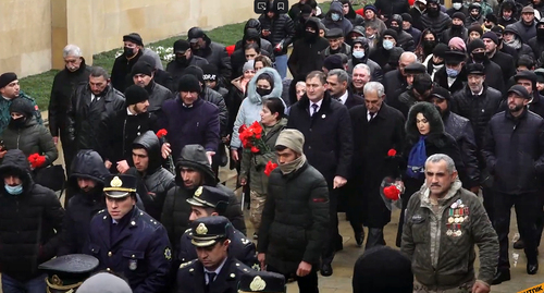 Жители Баку идут к мемориалу на Аллее шехидов 20 января 2022 года. Кадр видео Sputnik Азербайджан https://www.youtube.com/watch?v=FLVYvaxlHBk