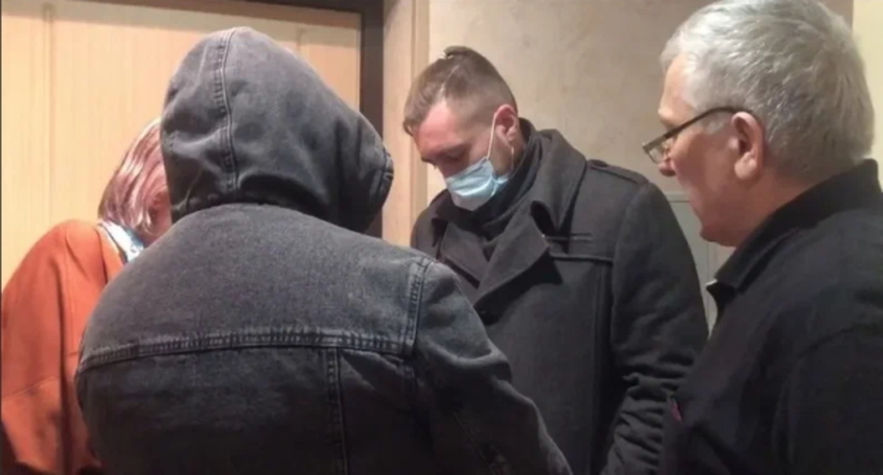 Силовики ворвались в нижегородскую квартиру Сайди Янгулбаева (справа). Cкриншот видео t.me/against_torture
/1637