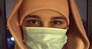 Девочка в медицинской маске. Фото Нины Тумановой для "Кавказского узла"
