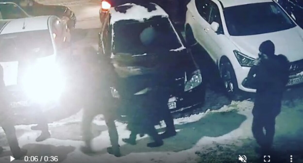 Силовики ведут Зарему Мусаеву. Скриншот видео https://www.instagram.com/p/CZHKjIooFWA/
