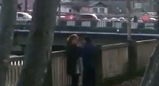 Кадр с избиением женщины в Зугдиди. Кадр видео NEWSGEORGIA https://www.newsgeorgia.ge/прокуратура-расследует-версию-избие/ 