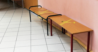 Скамейка в поликлинике. Фото Нины Тумановой для "Кавказского узла" 