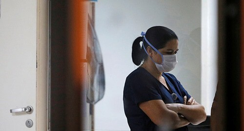 Медицинский работник в маске. Фото: REUTERS/Adriano Machado