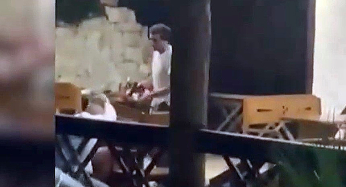 Фрагмент конфликта с российскими туристами в кафе открыл стрельбу, ранив двух человек и себя самого. Кадр видео пресс-службы МВД Абхазии