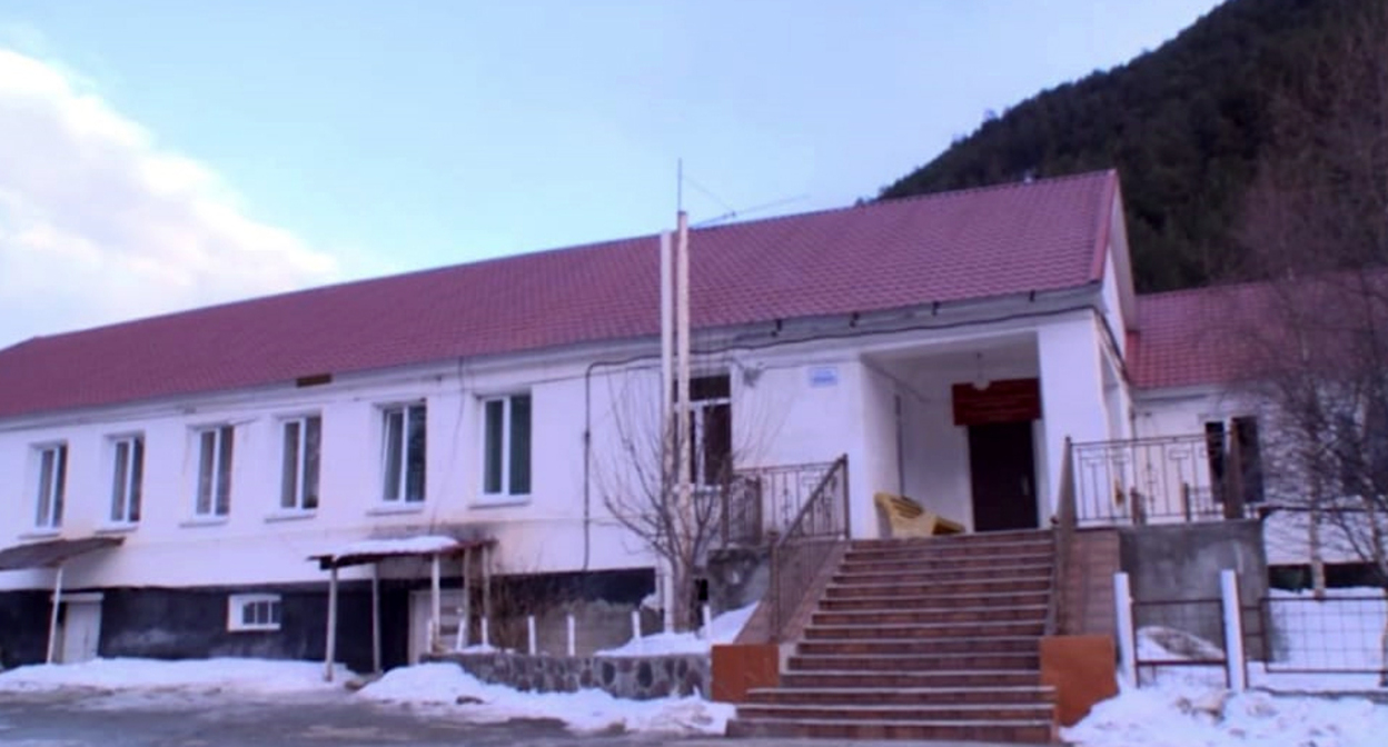 Здание Эльбрусской участковой больницы. Фото  Людмилы Маратовой для "Кавказского узла"
