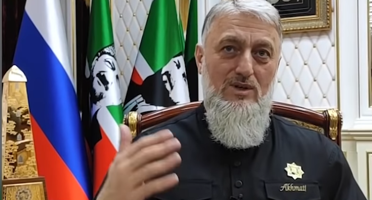 Адам Делимханов. Кадр видеосюжета ЧГТРК "Грозный" 
www.youtube.com/watch?v=Snle8DbcKWs