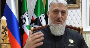 Адам Делимханов. Кадр видеосюжета ЧГТРК "Грозный" 
www.youtube.com/watch?v=Snle8DbcKWs