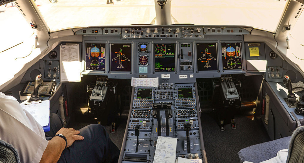 Кабина пилотов SSJ 100. Фото Ральф Ролечек  https://ru.wikipedia.org/wiki/Sukhoi_Superjet_100
