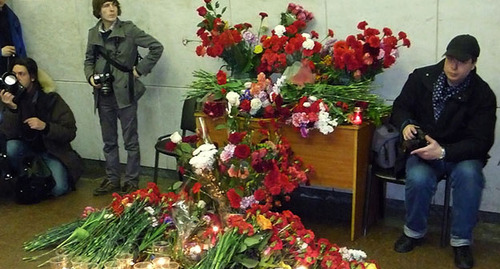 Цветы на станции "Лубянка". Москва, март 2010 г. Фото:Скампецкий https://ru.wikipedia.org