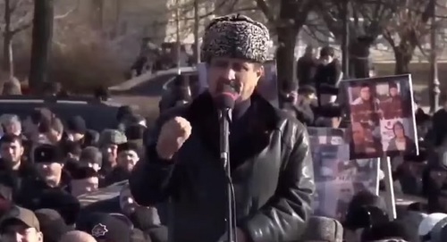 Выступление Ахмеда Сагова на митинге в Грозном. Кадр видео ГIАЛГIАЙ ДОГ на YouTube. youtu.be/CSQU74OPo8w