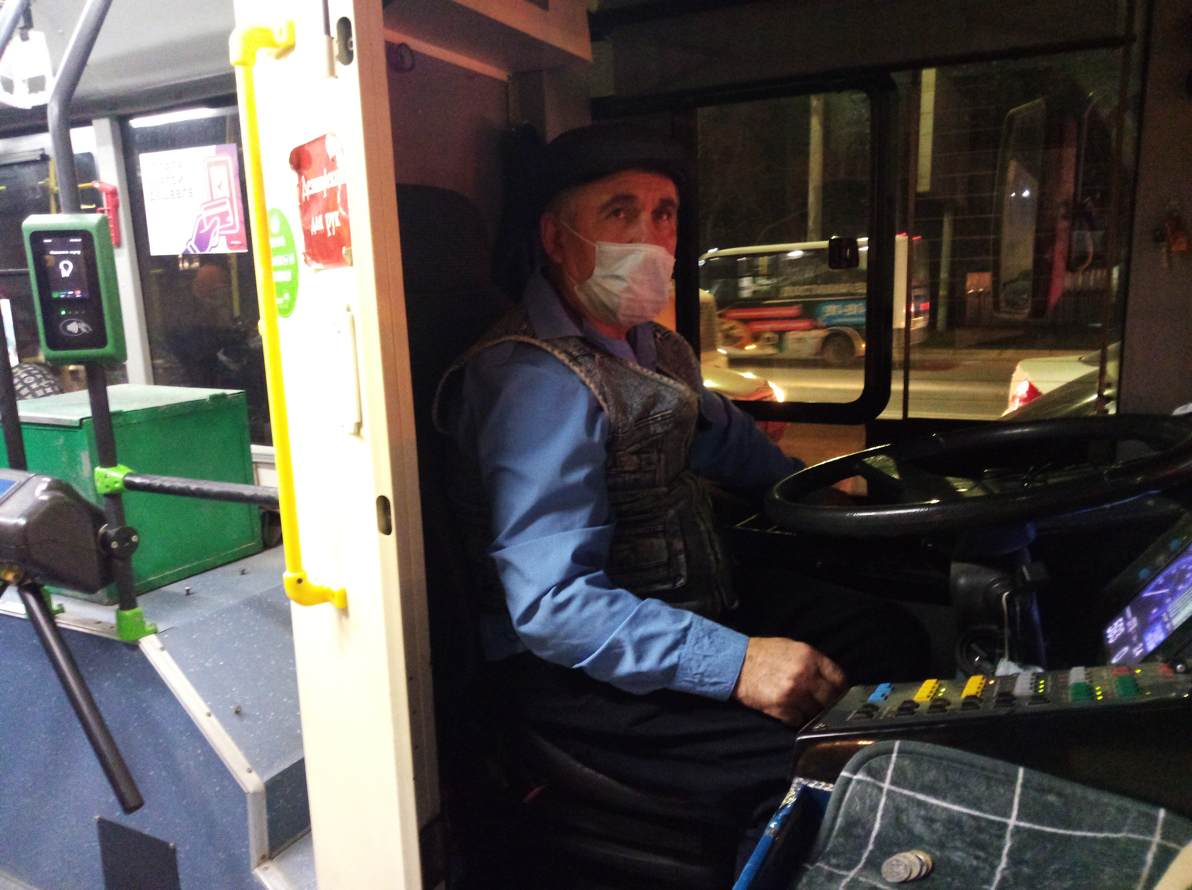 Водитель тематического троллейбуса Рамазан Рамазанов. Дагестан, 4 февраля 2022 год. Фото Расула Магомедова для "Кавказского узла"