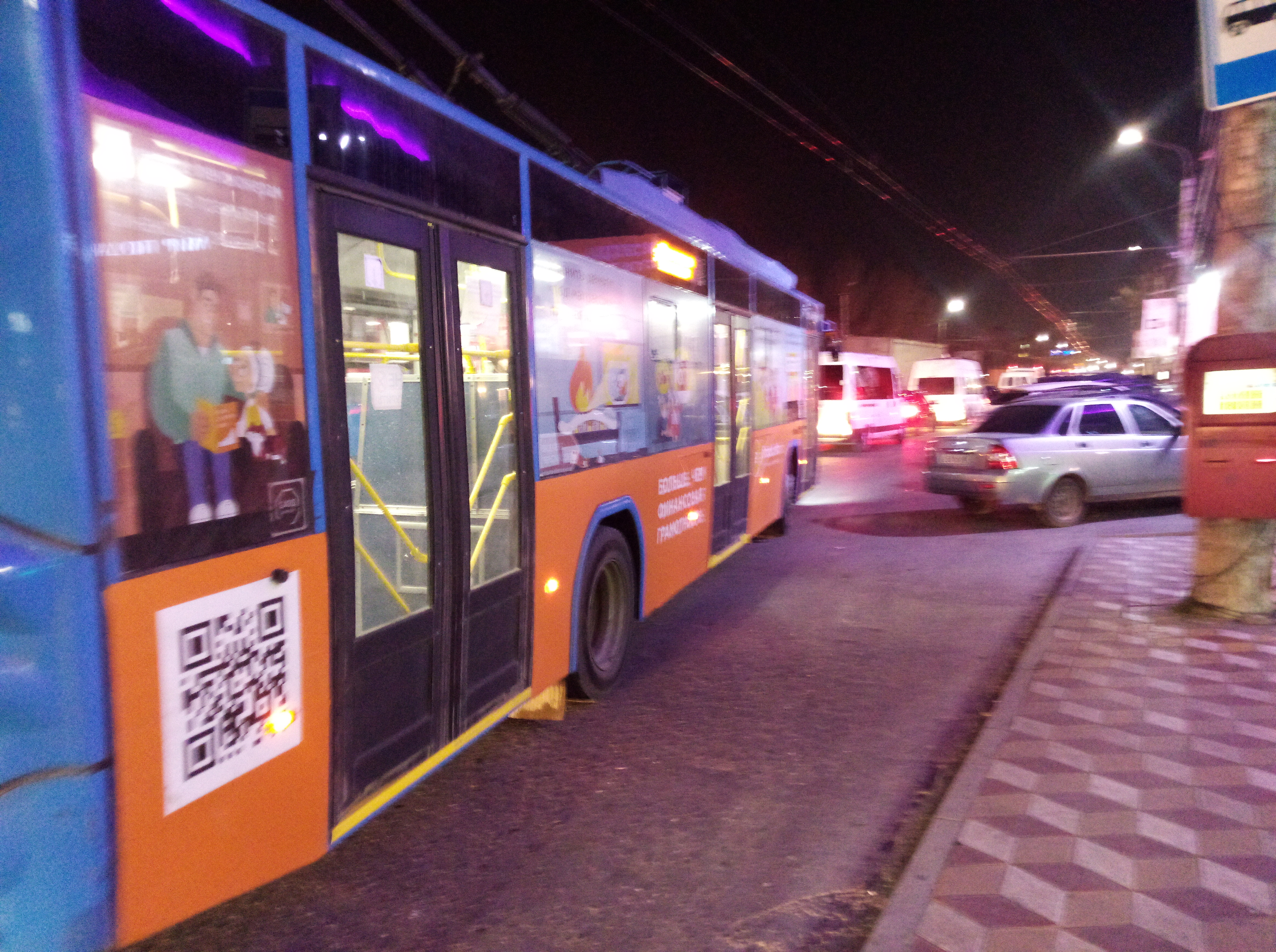 Тематический троллейбус по просвещению населения в вопросах финансовой грамотности. Дагестан, 4 февраля 2022 год. Фото Расула Магомедова для "Кавказского узла"