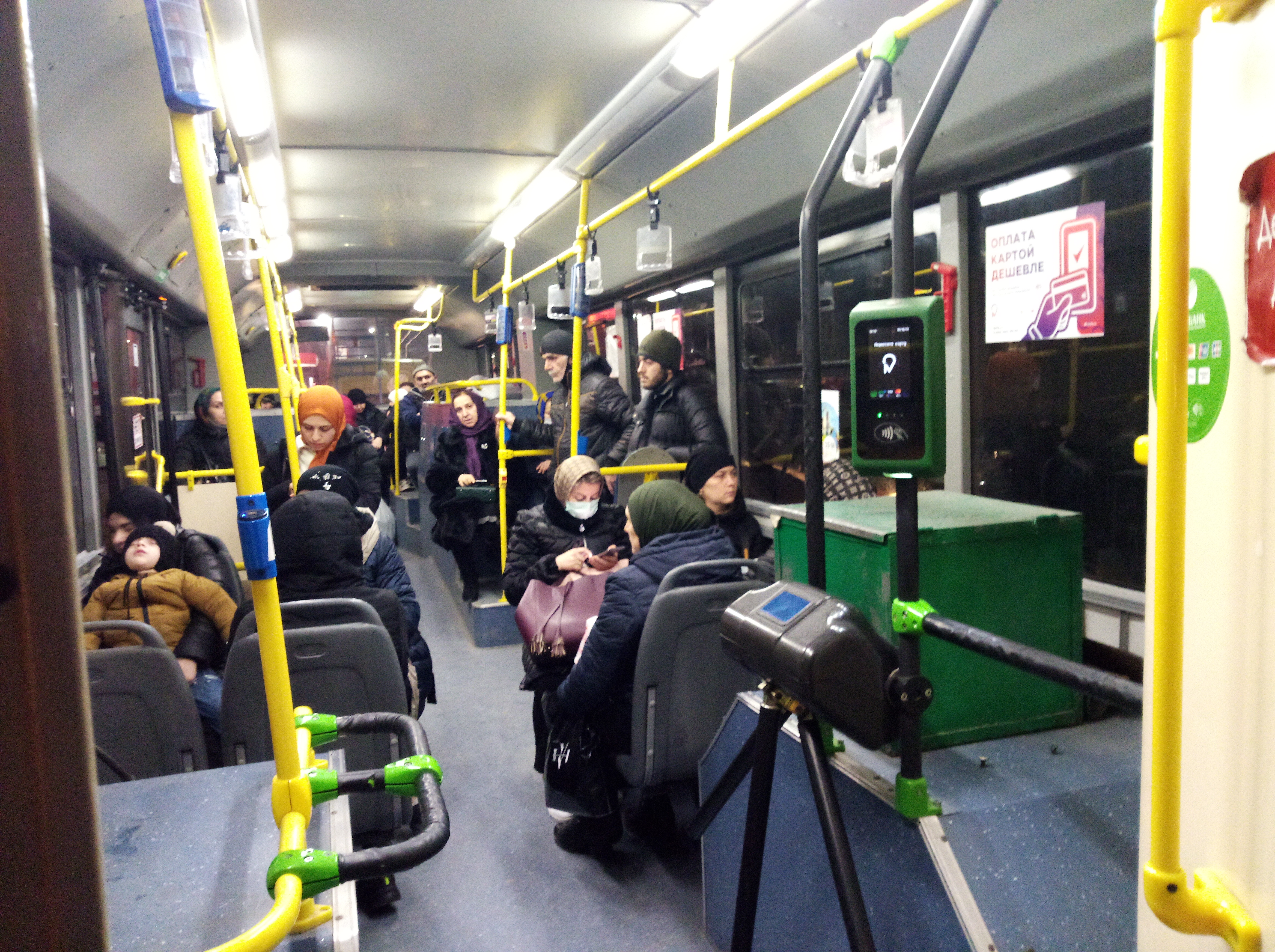 Пассажиры тематического троллейбуса по просвещению населения в вопросах финансовой грамотности. Дагестан, 4 февраля 2022 год. Фото Расула Магомедова для "Кавказского узла"