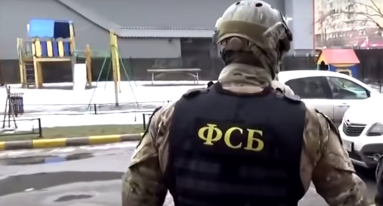 Сотрудник ФСБ. Кадр видео  МВД ФСБ https://www.youtube.com/watch?v=jj12LtWbc6k&t=142s
 