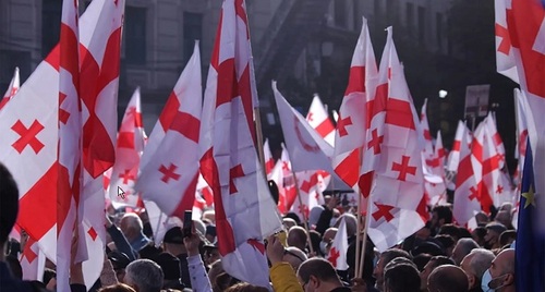 Грузинские флаги на акции протеста оппозиции в Тбилиси, 14 октября 2021 года. Фото Инны Кукуджановой для "Кавказского узла". 