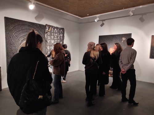 Посетители выставки рассматривают работы Зака Кахадо, 12 февраля 2022 года. Фото Эммы Марзоевой для «Кавказского узла»