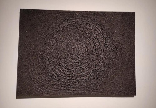 Работа Зака Кахадо "Ритуальный обход" состоит из чернозема, индустриальной краски, березовой золы, металлической сетки на холсте. Фото Эммы Марзоевой для «Кавказского узла»
