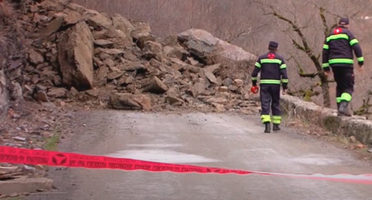 Оползень в Грузии. Кадр видео 
Sputnik Georgia - все о Грузии https://www.youtube.com/watch?v=jFuzDcX--zk