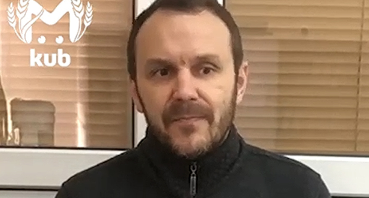 Евгений Бондарь. Кадр видео 
Блокнот Сочи  https://www.youtube.com/watch?v=zP06MVPZFhI