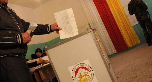 Урна для голосования на изибрательном участке во время президентских выборов в Южной Осетии. Фото: Сергей Карпов. ЮГА.ру