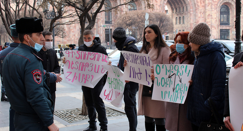 Участники акции протеста с требованием запретить застройку на территории химического центра. Фото Тиграна Петросяна для "Кавказского узла"