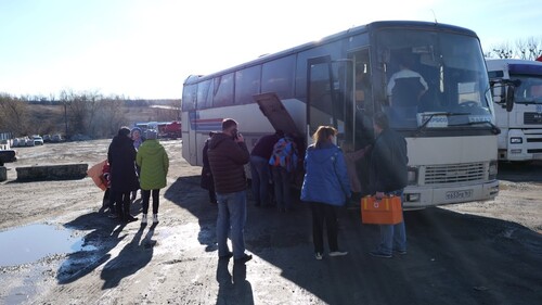 Автобусы, на которых привезли беженцев из Луганска. Фото Сергея Снежина для «Кавказского узла»