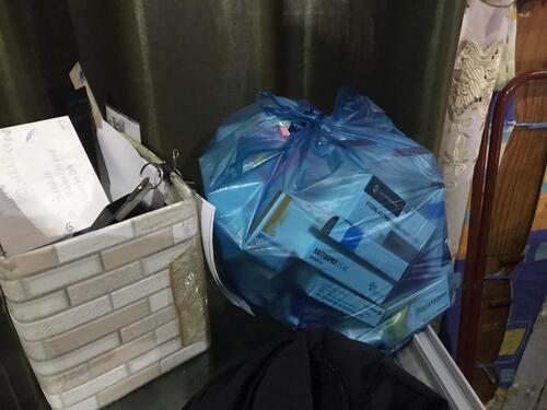 Пакет с лекарствами в гостинице, где разместили беженцев. Красный Сулин, 20 февраля 2022 года. Фото Сергея Снежина для "Кавказского узла".